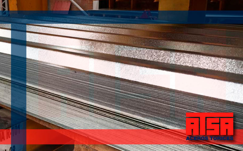 Láminas de acero acabado galvanizado; revestimiento de zinc para máxima resistencia.